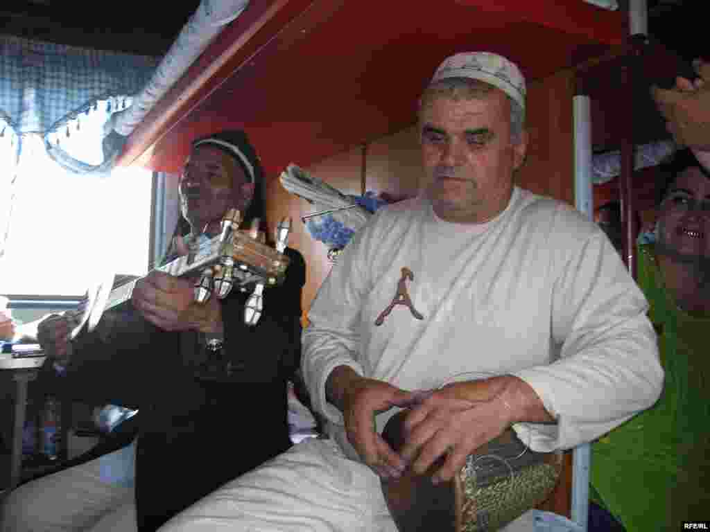 Russia -- Mukhamed Ali, Dushanbe-Moscow train for Shakirov migrant story, Jun2009 - Russia -- Mukhamed Ali, Dushanbe-Moscow train for Shakirov migrant story, Jun2009 