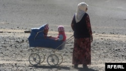 Таджикская женщина с детьми. Иллюстративное фото. 