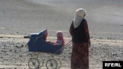Женщина с ребенком. Таджикистан, Мургабский район. (Иллюстративное фото.)