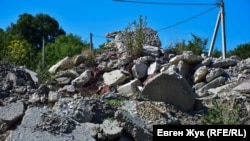 Куча строительного мусора у села Павловка в Байдарской долине