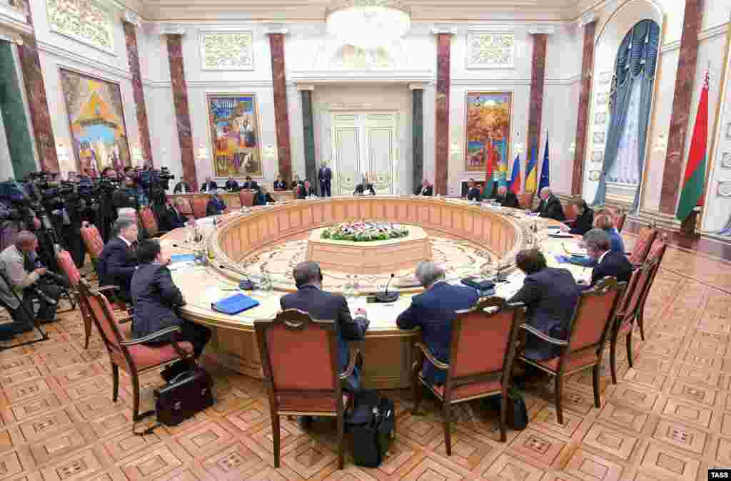 Круглый стол, за котором происходили переговоры участников встречи
