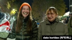 დედა-შვილი ბაია მარგიშვილი და ფატი ბაგრატია რუსთაველის გამზირზე. 3 ნოემბერი, 2025 წელი