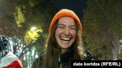 ბაია მარგიშვილი რუსთაველის გამზირზე, პარლამენტის შენობის წინ მიმდინარე დემონსტრაციაზე