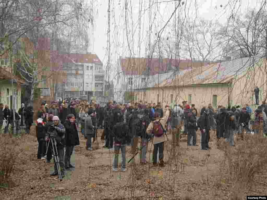 Preko 200 aktivista i umetnika zauzeli su kasarnu Arčibald Rajs u Novom Sadu
