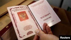 Një pasaportë ruse. Fotografi ilustruese nga arkivi. 
