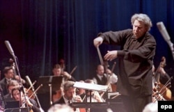 میکیس تئودوراکیس در حال رهبری ارکستر فیلارمونیک مقدونیه، آوریل ۱۹۹۷