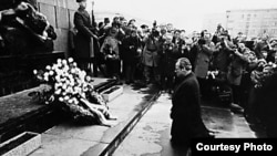 Willy Brandt kleči pred spomenikom žrtvama Varšavskog geta, 1970. 