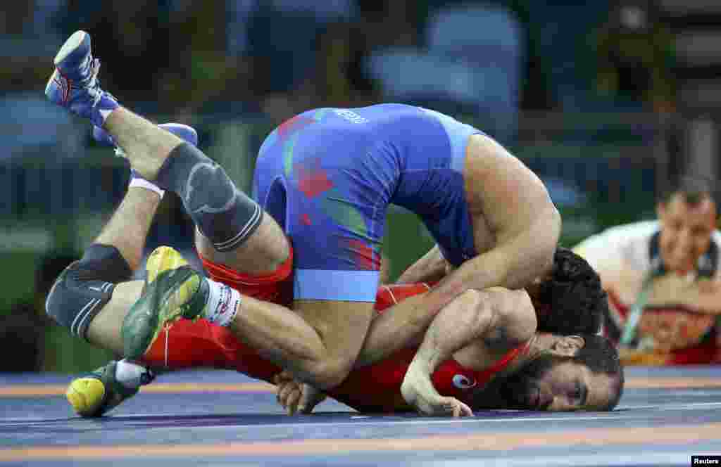 Rəsul Çunayev bu dəfə də rəqibinə 3:2 hesabı ilə qalib gələrək 1/4 finala çıxıb.