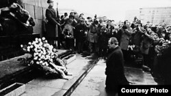 Willy Brandt, pred spomenikom žrtvama nacizma u Varšavi, 1970.