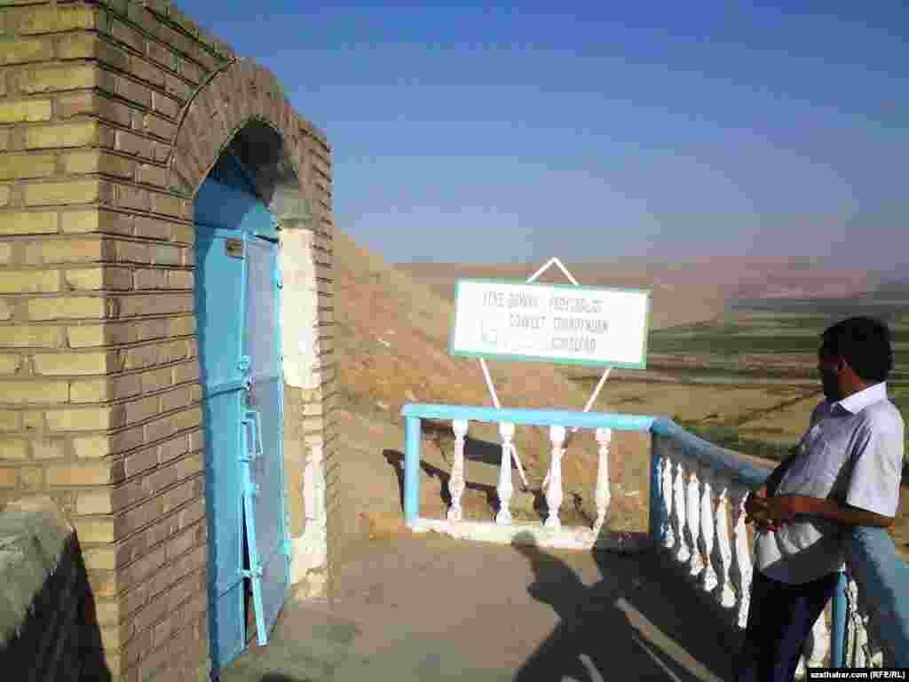 Tagtabazar etrabyndaky "Ýeke gowak" ýadygärliginiň öňi