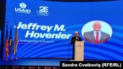 Ambasadori amerikan, Jeffrey Hovenier në ceremoninë e 22 tetorit.