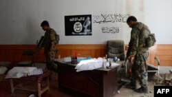 Архівне фото: афганські силовики в районі Кот провінції Нанґаргар у приміщенні, яке займали бойовики «Ісламської держави», 26 липня 2016 року