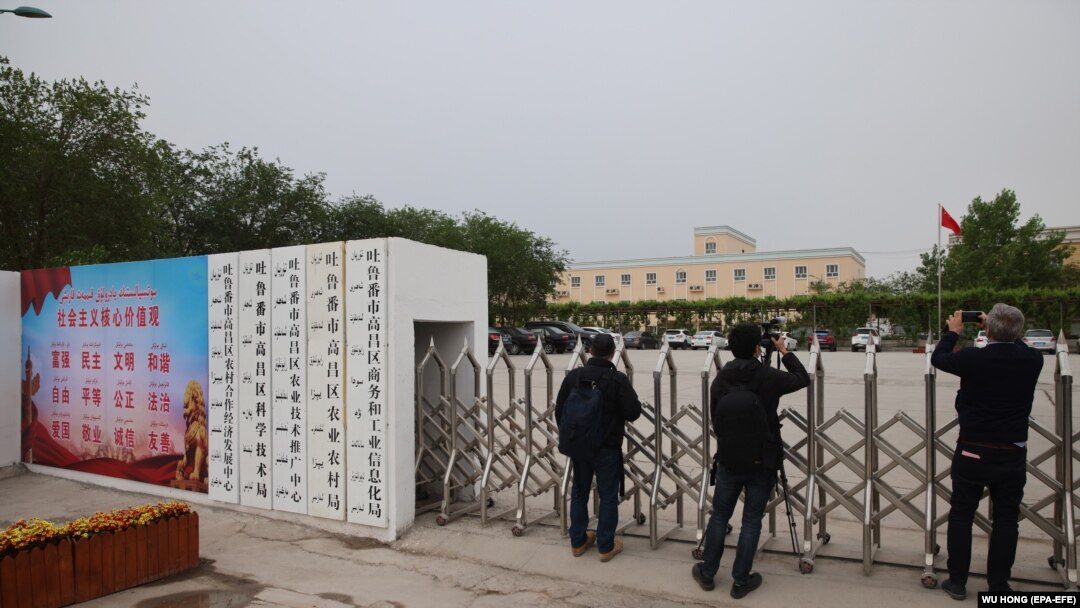 Jurnaliștii încearcă să obțină informații și fotografii despre situația din Xianjing - China
