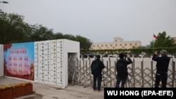 Jurnaliștii încearcă să obțină informații și fotografii despre situația din Xianjing - China
