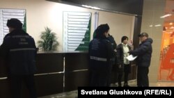 Полицейские разговаривают с активистами, которым не дали провести круглый стол в бизнес-центре «Искер». Астана, 9 февраля 2018 года. 