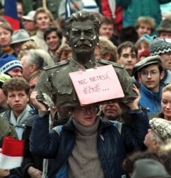 Stalin purtând înscrisul „Nimic nu durează la nesfârșit”, la una din manifestațiile Revoluției de Catifea de la Praga, din noiembrie 1989