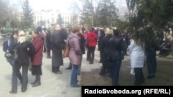 Люди збираються на площі біля суду, де відбуваються слухання в справі ЄЕСУ