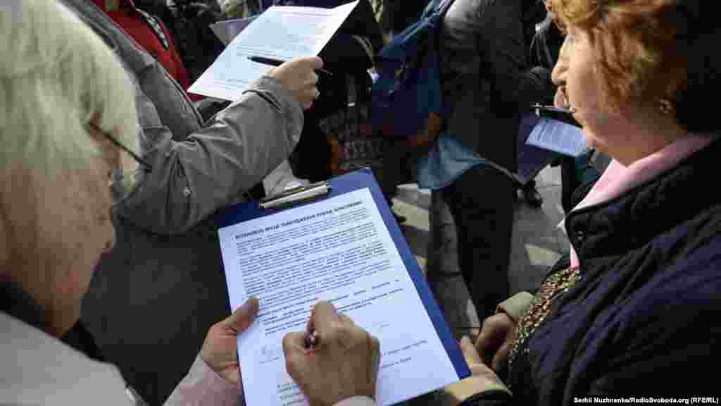 На акції всі охочі могли підписати петицію до світової спільноти про припинення переслідувань кримських татар Росією &nbsp; 