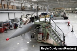 A Dassault Aviation mérignaci gyárában raknak össze egy Rafale harci repülőt 2019. október 8-án