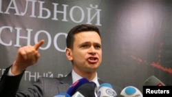 Илья Яшин выступает с докладом о Рамзане Кадырове 