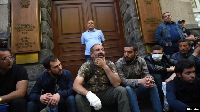 Пашинян и его сторонники на ступенях Центробанка в Ереване