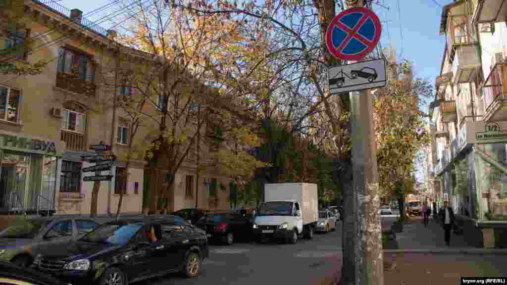Жители центральной части Симферополя жалуются, что во дворах нет парковочных мест, а оставлять авто возле дома нельзя. Выходит, машины ставить негде.