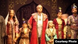 Fuad Poladov "Şah Qacar" tamaşasında.