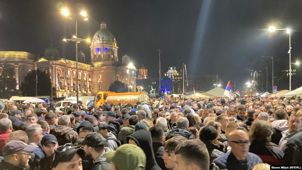 Собир на поддржувачи на владата пред српскиот парламент, 5 ноември 2025 година.