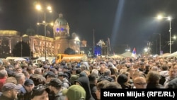 Собир на поддржувачи на владата пред српскиот парламент, 5 ноември 2025 година.