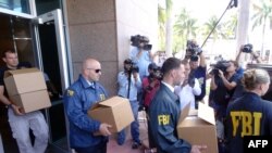 Сотрудники ФБР производят выемку документов 
