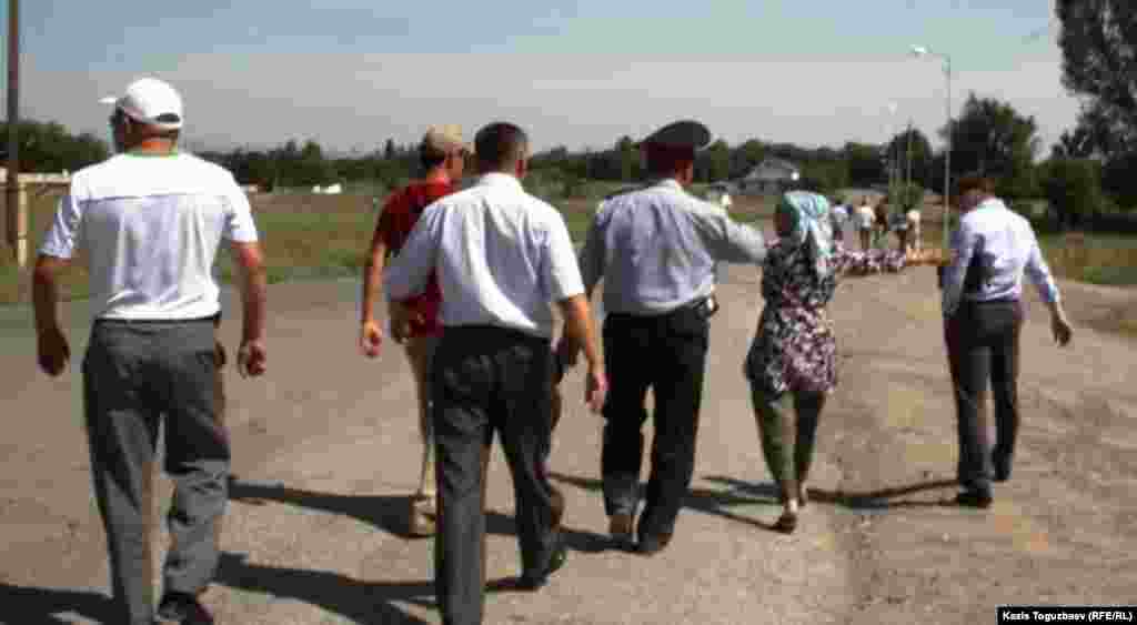 Журналисты и гражданские активисты на съезде от трассы Алматы - Усть-Каменогорск идут пешком в село Шенгельды. 21 августа 2013 года.