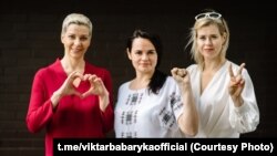 De la stânga la dreapta: Maria Kaleșnikova (echipa electorală a lui Viktar Babarika), candidata prezidențială Svetlana Țihanouska, și Veronica Țapkala (echipa electorală a lui Valer Țapkala)