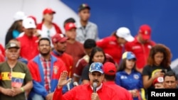 Венесуэланын президенти Николас Мадуро өз жактоочулары менен.