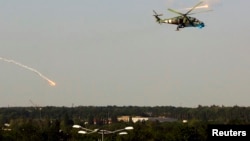 Украинский вертолёт Ми-24 во время операции по освобождению Донецкого аэропорта. 26 мая 2014 года