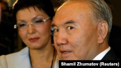 Нурсултан Назарбаев в бытность президентом Казахстана. За ним — его дочь Дарига Назарбаева.