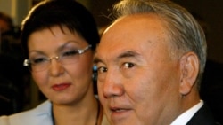 Нурсултан Назарбаев (когда занимал пост президента Казахстана) и его дочь Дарига Назарбаева на церемонии открытия Евразийского медиафорума в 2005 году.