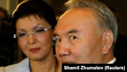 Нурсултан Назарбаев (когда занимал пост президента Казахстана) и его дочь Дарига Назарбаева на церемонии открытия Евразийского медиафорума в 2005 году.