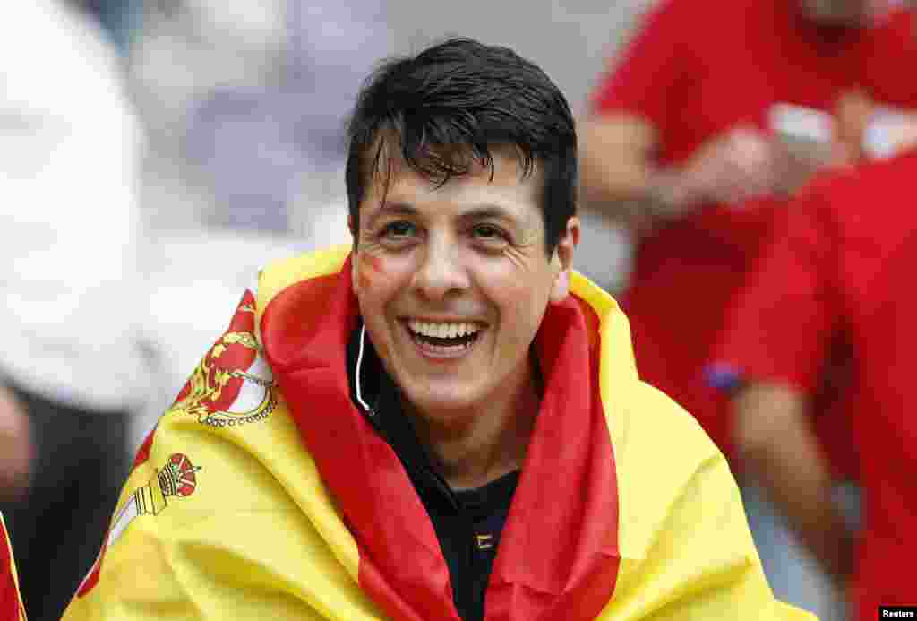 İspaniyalı azarkeş oyun öncəsi. Qeyd edək ki, D qrupunda İspaniya və Çexiya milliləri görüşür. İspaniya millisi ötən çempionatın qalibidir. Tuluzada keçirilən görüş Bakı  17:00. İspaniya-Çexiya Baş hakim: Şimon Martsinyak Yan xətt hakimləri: Pavel Sokolnitski, Tomaş Listkeviç Əlavə köməkçi-hakimlər: Pavel Raçkovski, Tomaş Musyaldır (hamısı Tuluza) 