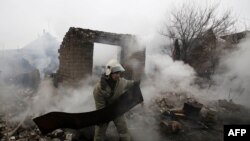 Разрушения после артиллерийского обстрела в населенном пункте Авдеевка на востоке Украины.