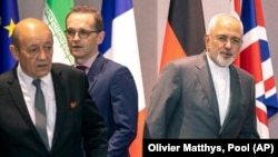 From left, French Foreign Minister Jean-Yves Le Drian, German Foreign Minister Heiko Maas and Iranian Foreign Minister Javad Zarif walk. File photo