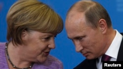 Канцлер Німеччини Анґела Меркель під час особистого спілкування з президентом Росії Володимиром Путіним, Санкт-Петербург, Росія, 21 червня 2013 року (архівне фото)