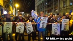 Demonstranti na protestima u Beogradu s transparentima na kojima je zviždač, decembar 2019. 