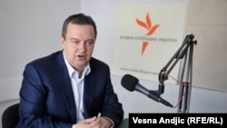 Ivica Daçiq gjatë një interviste për Radion Evropa e Lirë