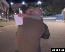 მამა-შვილის შეხვედრა გლდანის ციხის დატოვების შემდეგ.