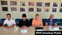 Слева направо: Арсений Вериго, Климент, Андрей Щекун, Андрей Иванец на пресс-конференции КРУК по Дню защиты прав украинской общины Крыма