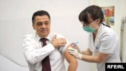 Ministar Tomica Milosavljević na vakcinisanju tokom epidemije novog gripa, decembar 2009., Foto: Vesna Anđić
