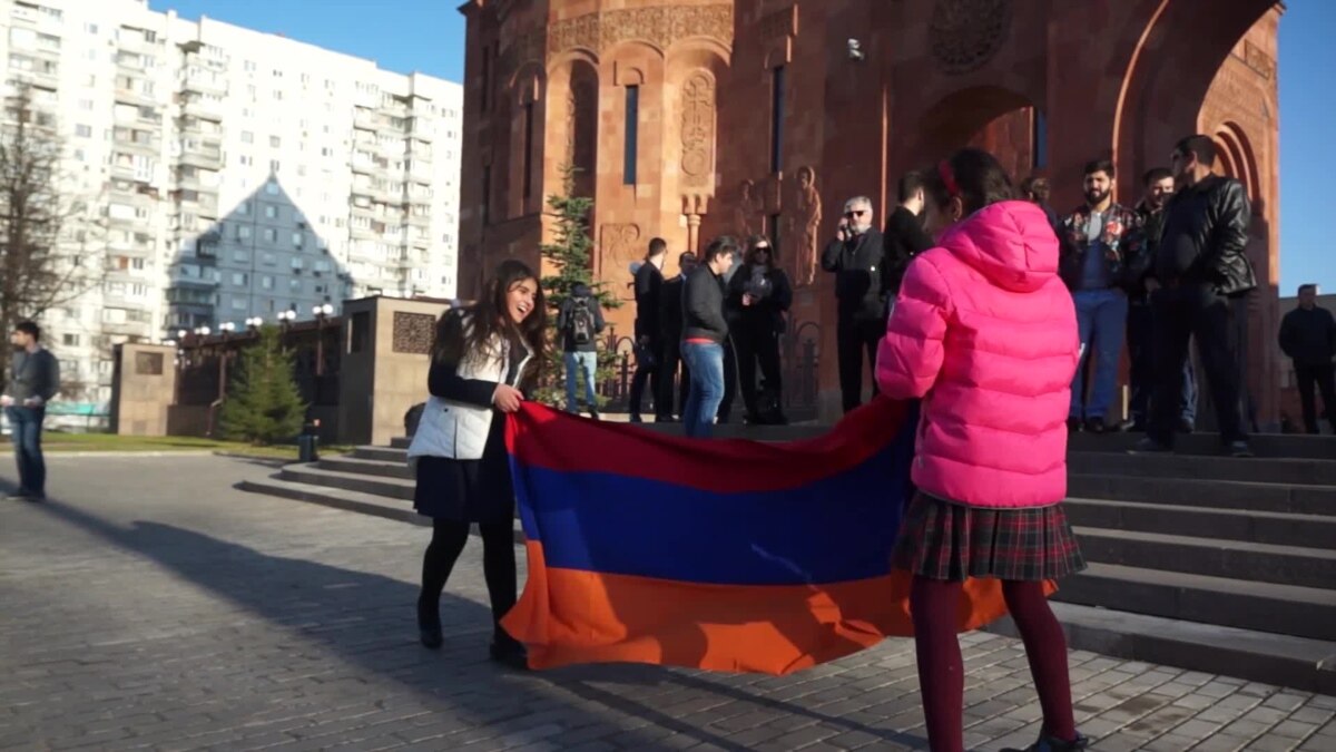 Вперед последние новости. Камо армянская диаспора. Армения вперед. Армянская диаспора в Москве фото. Сиреневый флаг возле армянской церкви.