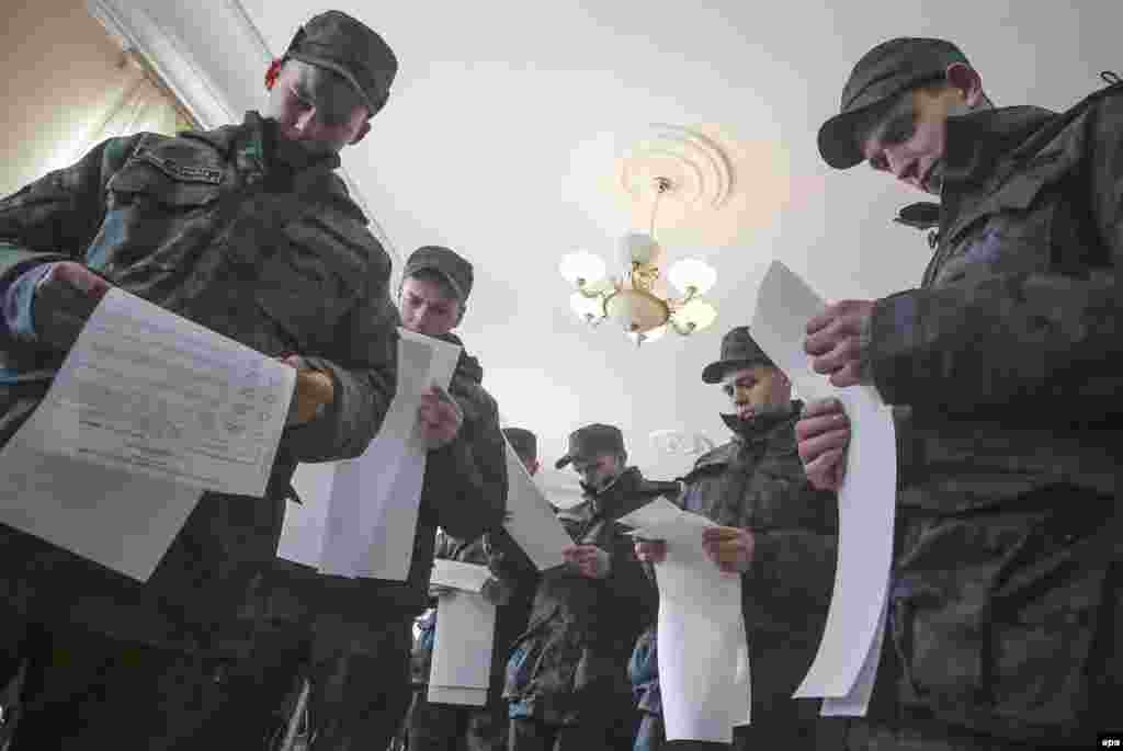 Голосують бійці в Нацгвардії у Києві, 26 жовтня 2014 року