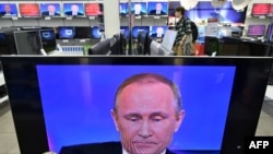 Владимир Путин во время Прямой линии
