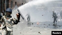 Протестующие бросают камни в полицию. Кабул, 2 июня 2017 